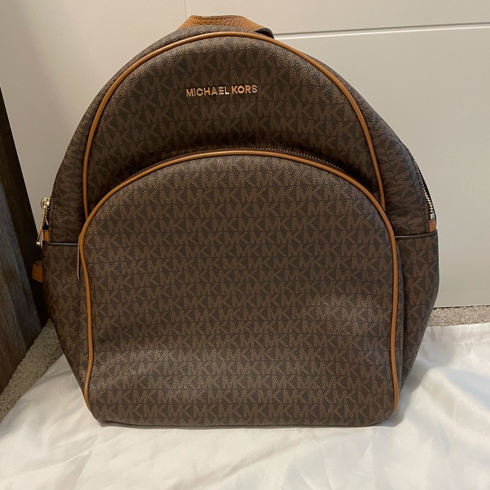 Michael kors abbey signature backpack